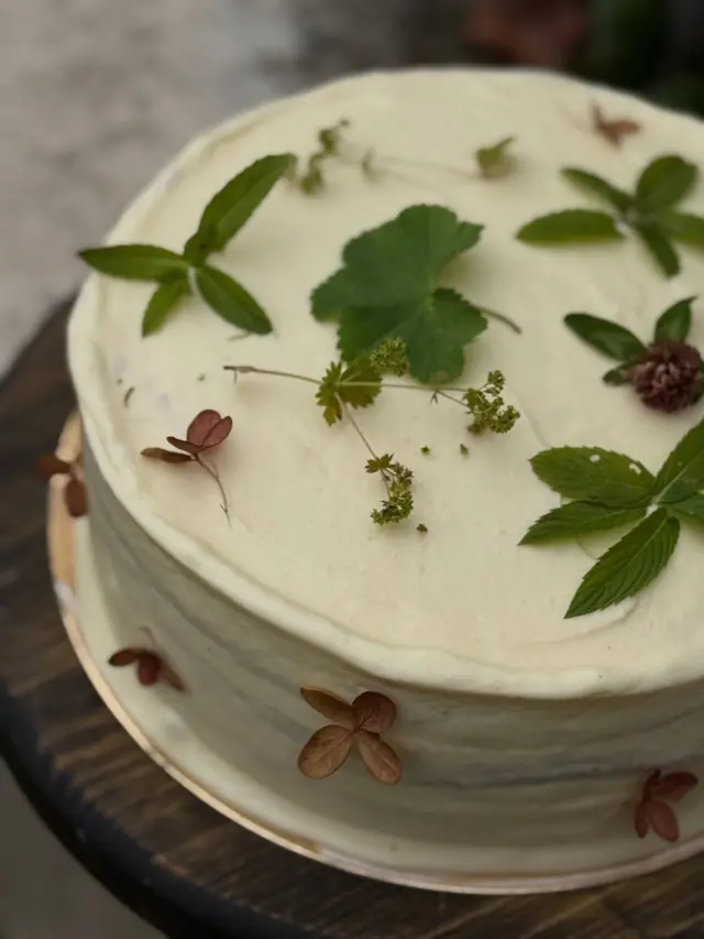 Wild herbs as a topping for our birthday cake! Of course! 🥳 Blessed to have been in your lives for 8 years now. Together with our team we spent this afternoon with sound bowl meditation. To think clearer, aim higher, love deeper and shine brighter for the next 8 years 🤍