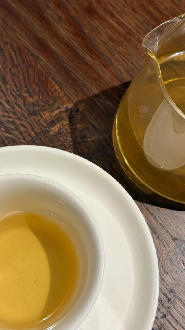 Take a piece of Riga with you! ✨Discover RIGA Original x PLŪKT herbal teas — a warming souvenir from Latvia, now available at ATU Duty Free pop-up shop @riga_airport . 🇱🇻🌸 Heather & Red clover – soothing, floral, and aromatic.🌿 Fireweed & Peppermint – fermented, refreshing, and energizing.Perfect for cozy moments or as a thoughtful gift from the North. 💛#RigaOriginal #plukttea #MadeInLatvia #NordicTea #SouvenirFromLatvia #HerbalTea #SustainableLuxury