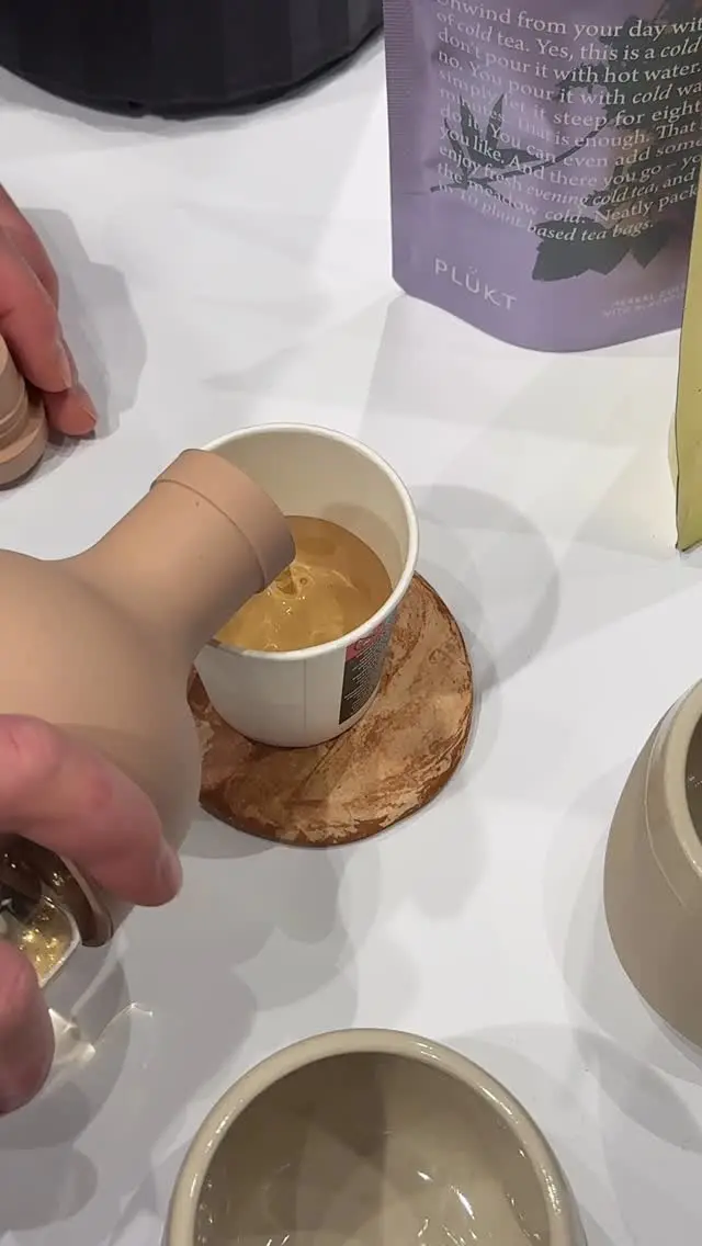 Cold-brew tea NORDIC MORNING in action.🌿blueberries🌿fermented fireweed🌿peppermintTake 1 tea bag, put into cold water bottle, give it a little shake and let it brew for 10 minutes. Enjoy the drink up to 8 hours and fill it repeatedly.#plukttea #NordicTea #blueberries #coldbrew