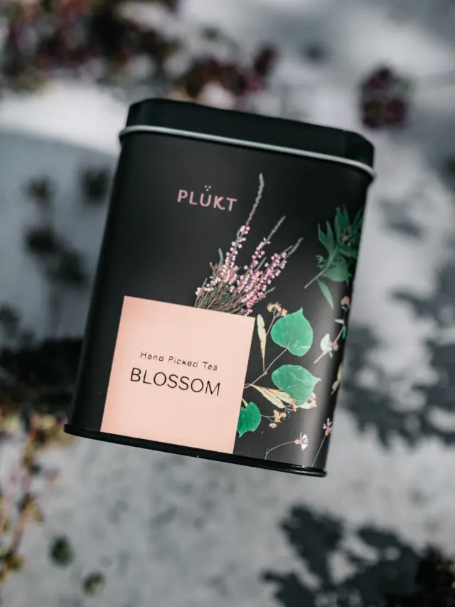 Floral tea blend BLOSSOM is the perfect ambassador of Spring and Summer. A combination of 8 wild meadow flowers and herbs, it makes a glorious cup of tea.Balancing daytime tea.Naturally caffeine-free.Best enjoyed slowly.#plukttea #NordicTea
