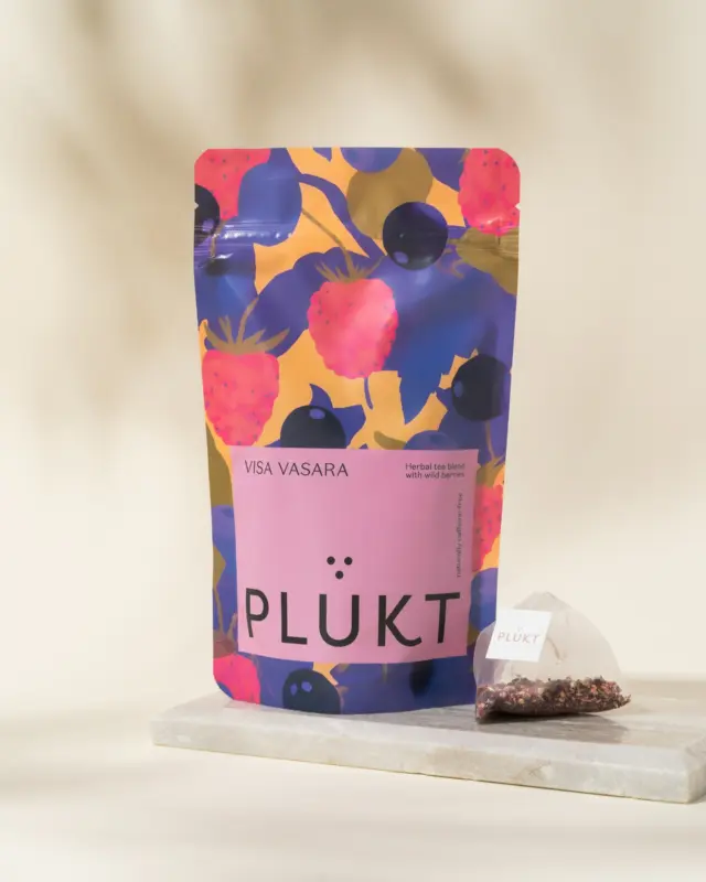 Meet Summer berry herbal tea VISA VASARA!Juicy herbal tea blend bursting with wild Northern berries and delicate heather flowers. 🫐A natural source of vitamins A and C with antioxidant properties. Bright red, refreshing infusion with a pleasantly semi-sour taste. Served in 20 biodegradable pyramid tea bags.Available now plukttea.com and in our partner shops across 🌍#plukttea #NordicSummer