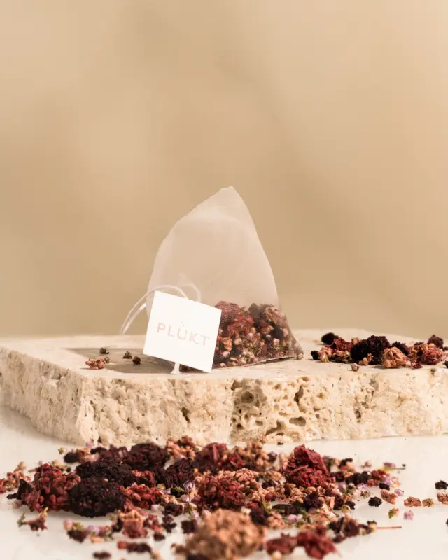 Summer berry herbal tea VISA VASARA is the ultimate drink for those juicy, fruity and nourishing tea times!🍓 Blueberries - cranberries - blackcurrants - raspberries - heather flowers is a combination that calls for chill Summer days.Available now plukttea.com #plukttea #NordicSummer