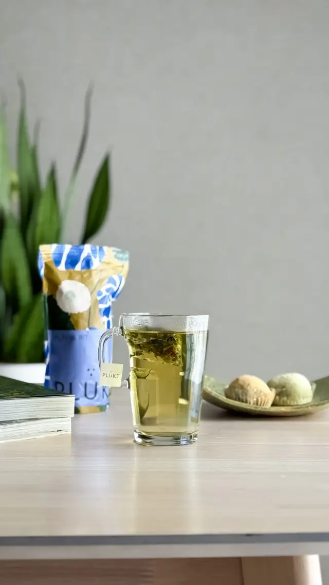 Herbal tea time is time to unwind, experience more presence and mindfulness. Tea and herbology itself is an inspiration. An invitation to co-create, to observe and enjoy. 💚This is how Saki san, our dear PLŪKT Nordic tea ambassador in Japan enjoys her tea time. #plukttea #NordicTea