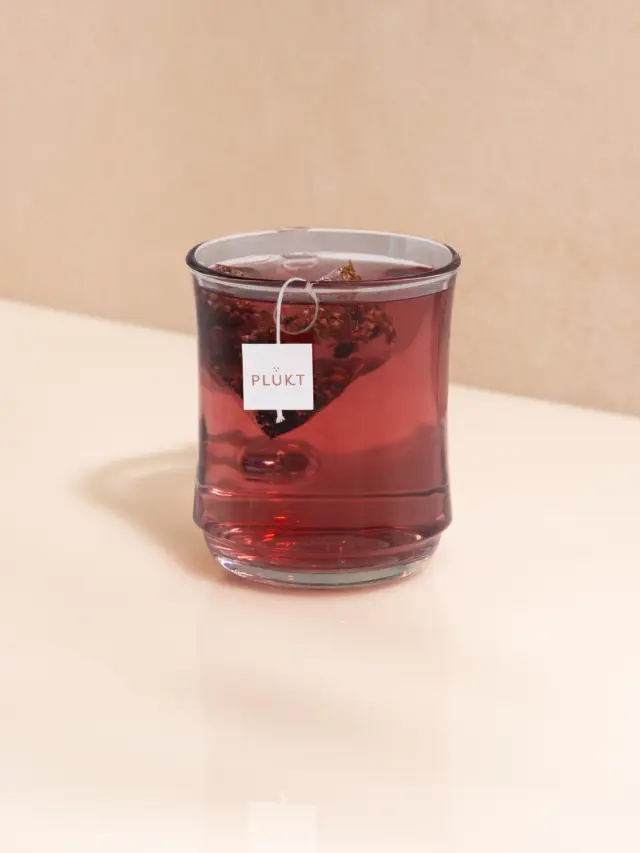 Summer berry herbal tea VISA VASARA is a joyful and vitamin-filled beverage. Berries infused with hand-picked wild heather flowers creates a colorful and light drink.💎Antioxidant.Naturally caffeine-free.Source of vitamins like A and C.The best part? You can enjoy it as hot brew and as iced tea.#plukttea #NordicSummer