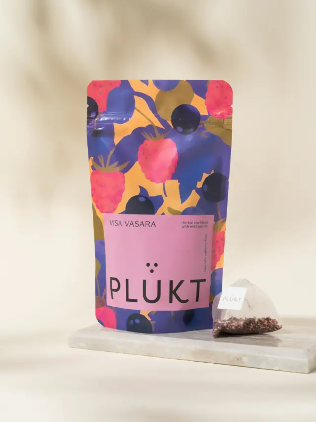 Let’s preserve Summer berries and herbs in this fruity herbal tea! 4 signature berries - blueberries, raspberries, blackcurrants and cranberries - mixed together with a pinch of heather flowers.🫐Imagine the taste of hibiscus flower tea, but a bit more sweet and herbal. That’s it! Hand-picked in the far North.#plukttea #NordicSummer