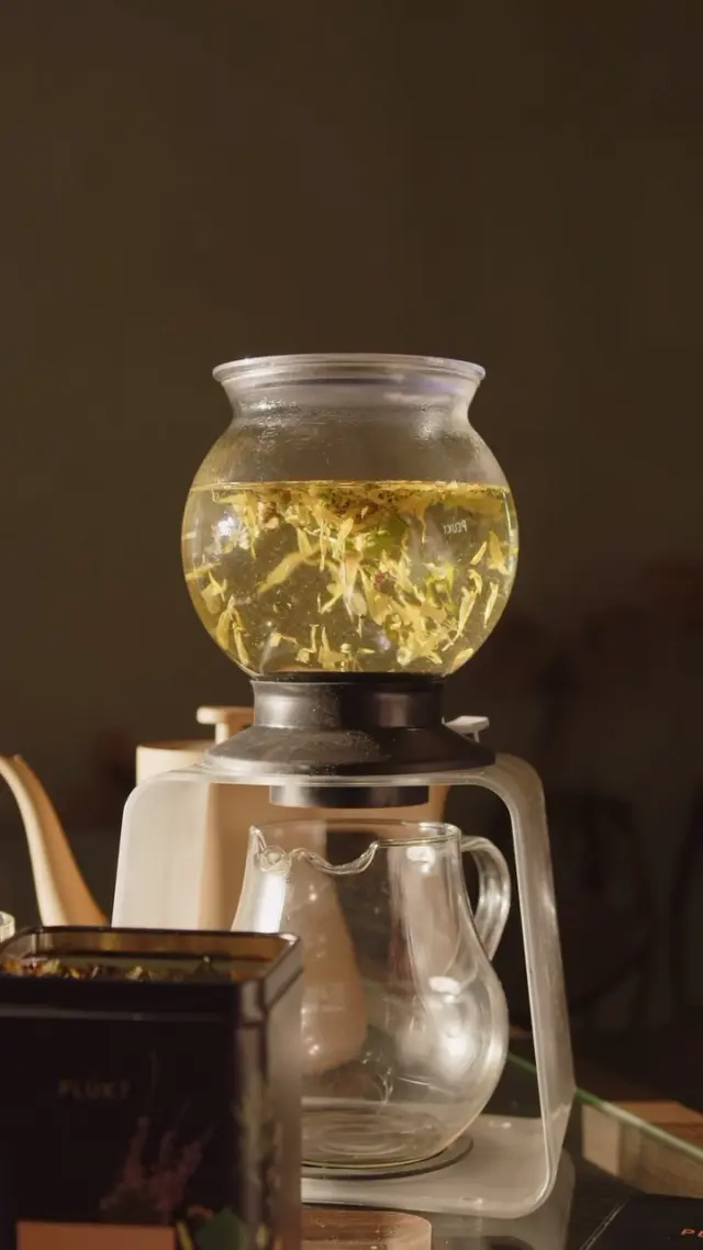 Meet BLOSSOM — the taste of a wild Nordic meadow in a cup. 🌼A vibrant blend of 8 wild meadow flowers and herbs, hand-picked in Northern meadows and forests and crafted into one of PLŪKT’s signature teas.The ritual is beautifully simple:1. Warm your cup with hot water.2. Add one PLŪKT pyramid tea bag or 1.5 teaspoons of loose-leaf tea.3. Pour in water close to boiling.4. Let it unfold for 5–7 minutes.5. Slow down and enjoy.BLOSSOM brews into a clear, deep golden infusion with a light, slightly sweet taste and a fresh, refreshing finish.Certified Organic, naturally caffeine-free and made with hand-picked wild plants. The blend is traditionally enjoyed from morning to midday for its balancing, restorative and invigorating character. 🌿Ingredients: oregano, cowslip, peppermint, echinacea, calendula, cornflower, fireweed and mugwort.Eight plants. One golden cup. A little piece of the Nordic meadow, wherever you are.Discover BLOSSOM by PLŪKT.#plukttea #NordicTea #BLOSSOM