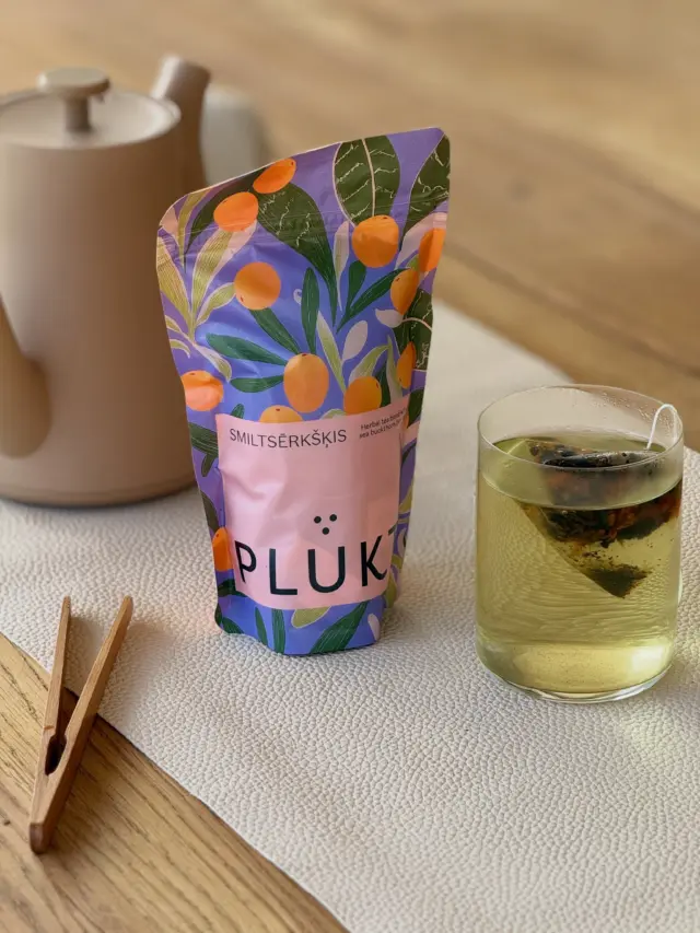 The Autumn berry that infuses perfectly when brewed in tea - SEA BUCKTHORN. Bright orange with semi-sweet flavour. Excellent source of vitamin C, immunity booster throughout Autumn. This herbal tea is a combination of sea buckthorn berries and nettle leaves. Brew it with an intention to gently navigate from season to season.🧡#plukttea #NordicTea