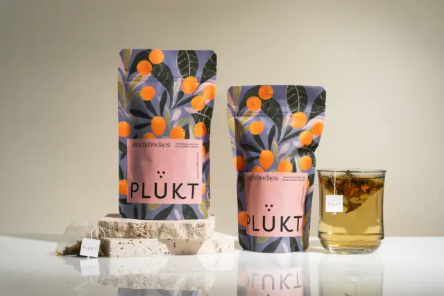 Berries & nettle leaves — an unexpected match made by nature (and PLŪKT tea master Līga) 🌿Meet PLŪKT SEA BUCKTHORN — a vibrant herbal tea combining bright sea buckthorn berries and seeds with nourishing nettle leaves.The result? A bright, slightly tart and invigorating cup, naturally rich in vitamins, minerals and antioxidants.Simple ingredients. Nordic nature. A cup made for the changing seasons. 🫖#plukttea #NordicTea #SeaBuckthorn