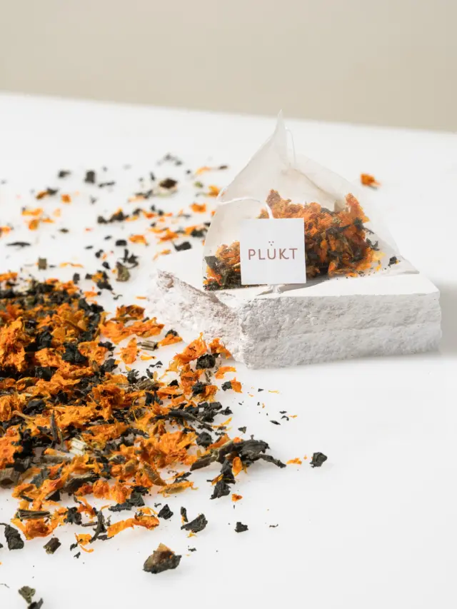 When the Nordic landscape begins to lose its summer colours, we look for brightness in the little things. 🍂Meet PLŪKT SEA BUCKTHORN — vibrant sea buckthorn berries and seeds blended with nettle leaves, bringing a warm golden glow to the changing season.Soft yet characterful, slightly tart and naturally rich in the goodness of Northern plants.A little Nordic colour for darker mornings and slower autumn days.20 biodegradable pyramid tea bags inside.#plukttea #NordicTea #SeaBuckthorn
