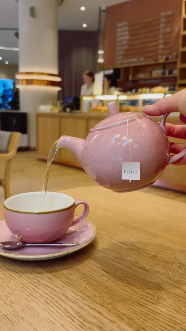 Some places simply make you want to stay a little longer. 🌸This time, Discover PLŪKT near you takes us to @street_bakery_riga Bakery — where beautiful interiors, soft pink tones and a romantic atmosphere turn a simple tea break into a little experience.Enjoy a cup of PLŪKT surrounded by elegant details, freshly baked treats and a setting made for slow moments.Sometimes, it’s the little things that matter — the colours, the atmosphere, the details, and the tea in your cup. 🤍📍 Street BakeryKrišjāņa Valdemāra iela 21-5, RigaMeža iela 4A, RigaDiscover PLŪKT near you.#plukttea #NordicTea #StreetBakery