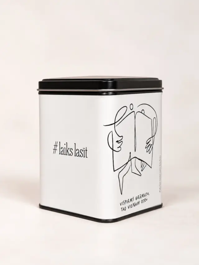 PLŪKT sadarbībā ar biedrību @laikslasit radījuši īpašu tējas maisījumu, kas apvieno Latvijas pļavas augus ar iespēju veicināt lasītprieku Latvijas sabiedrībā. Smiltsērkšķu ogas sniedz tējai medainu garšu un aromātu – tādu, kas būs klātesošs Tavā lasīšanas rituālā. Savukārt liepziedi un raudenes rada balansējošu garšu kombināciju. 🌼Papildināta ar pelašķi un kumelītēm, šī tēja strādās arī profilaktiski.#laikslasīt ir lasīšanas un lasītprieka veicināšanas biedrība. Tās mērķis ir atgādināt un iedrošināt cilvēkus ikdienā meklēt un atrast laiku lasīšanai. #laikslasīt ir mums visiem!Iegādājoties šo tēju, arī Tu kļūsti par daļu no atbalsta: 1 € no katras pārdotās kārbiņas tiek ziedoti biedrībai #laikslasīt. Vairāk par biedrības īstenotajām aktivitātēm lasi šeit – https://laikslasit.lv/Baudi PLŪKT radīto tēju, atrodi laiku lasīt un iedvesmo arī citus!