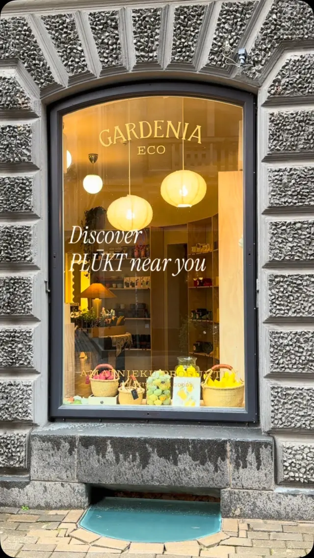 A thoughtful gift is even more special when it brings a little piece of nature. 🌼 This time, Discover PLŪKT near you takes us to Gardenia Eco — a lovely place to find nature-inspired gifts, handmade candles and little treasures created with care.Looking for a gift with meaning? Pair the warmth of natural candlelight with PLŪKT’s Nordic herbal teas — a beautiful way to share a moment of calm and a taste of Latvia’s wild meadows.📍 Find Gardenia Eco in Riga:• Āgenskalna Market, Nometņu iela 64• Galerija Centrs, Audēju iela 16, 2nd floorDiscover PLŪKT near you.#plukttea #NordicTea #GardeniaEco